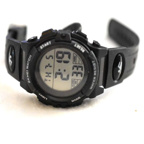 Swimmers Sports Outdoor Digital Black Silicone Like New Working Unisex Watch - Picture 1 of 3